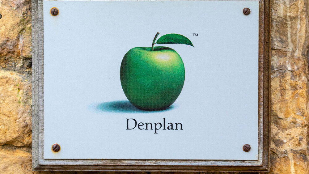 Denplan-Schild vor einer Zahnarztpraxis in Großbritannien
