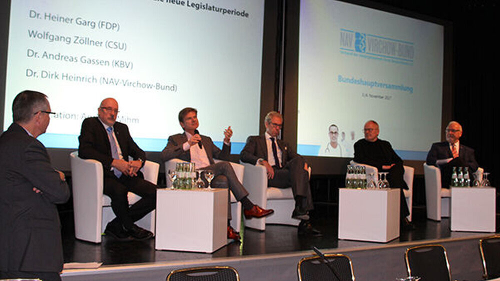 Zum Auftakt der Bundeshauptversammlung am 3. November gab es eine politische Diskussionsrunde. Auf dem Podium (v.l.n.r.): Moderator Andreas Mihm (FAZ), Dr. Dirk Heinrich, Bundesvorsitzender NAV-Virchow-Bund, Dr. Heiner Garg, Gesundheitsminister Schleswig-
