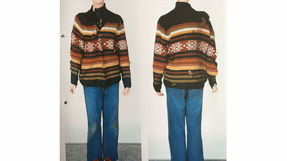 Die Kleidung - der Verstorbene trug beim Auffinden eine blaue Jeans, einen gestreiften Pullover mit Muster und weiß-rote Turnschuhe.