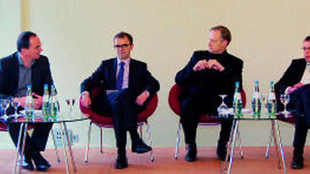 Auf dem Podium: Dr. Karl-Heinz Sundmacher (FVDZ), Stefan Reker (PKV), Prof. Dr. Stefan Felder (Duisburg-Essen), Moderator Carlos A. Gebauer (Rechtsanwalt und Medizinjournalist), Tim Rödiger (AOK) und Prof. Dr. Stefan Greß (Fulda)