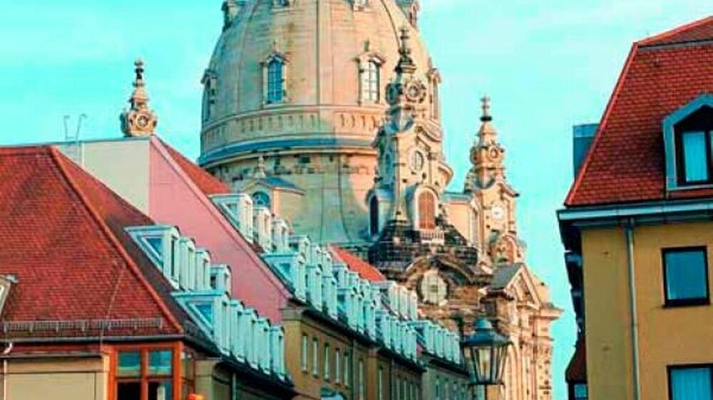 Außen vollendet, innen aber noch längst nicht fertig: die Dresdner Frauenkirche nach ihrer Krönung mit Kuppel und goldenem Kreuz