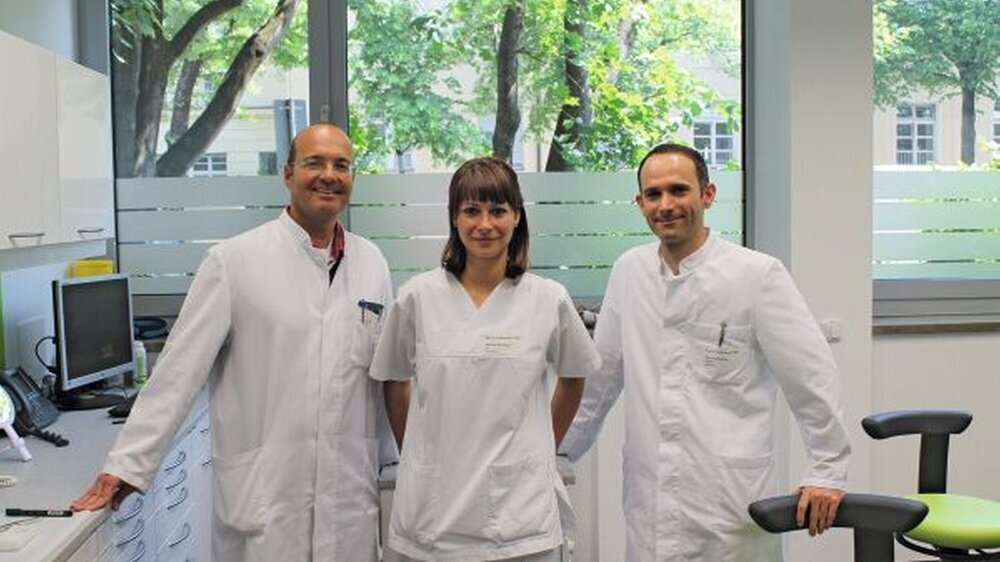 Engagiertes Team: Dr. Cornelius Haffner (l.) mit seinen Kollegen, ZFA Sabrina Baumgart und Zahnarzt Marc Auerbacher, in der neuen Sektion „Zahnmedizin für Menschen mit Behinderungen“ an der Universität München.