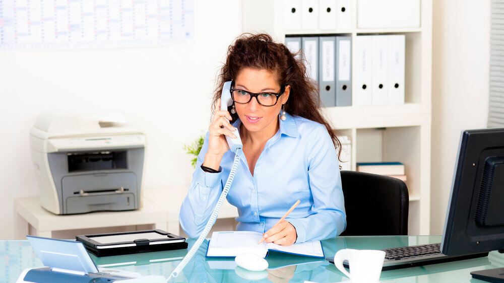 Junge Frau Hotline am Telefon Beratung