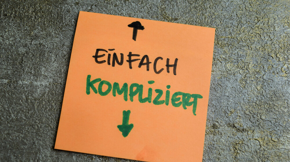 Postit mit den Worten einfach und kompliziert Postit mit den Worten einfach und kompliziert