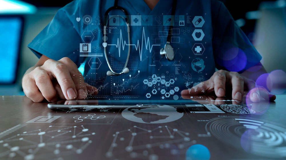 Arzt mit digitaler Anwendung Arzt mit digitaler Anwendung