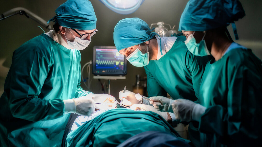 Ärzte im Operationssaal einer Klinik Ärzte im Operationssaal einer Klinik