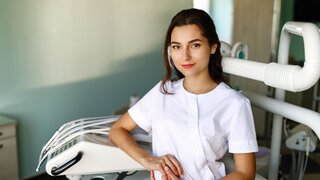 Studentin der Zahnmedizin bei der Famulatur in der Praxis.