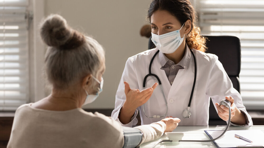 Neueste Studien zeigen, dass einige orale Bakterien mit der Entwicklung von Hypertonie postmenopausalen Frauen in Verbindung gebracht werden können.