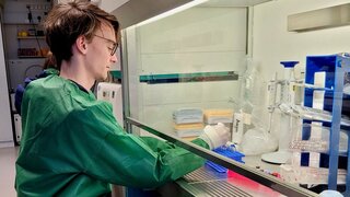 Abb. 1: Leon Cords, Co-Autor der Studie, bei der Analyse von Gewebeproben.