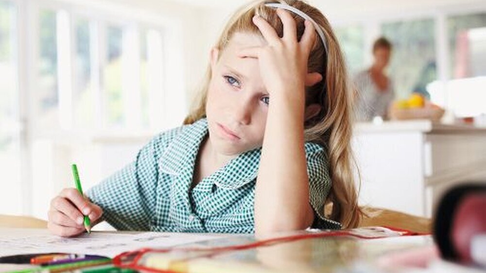 Für einige Kinder ist die Schule ein Stressfaktor. Sie fühlen sich mit den Hausaufgaben überfordert.