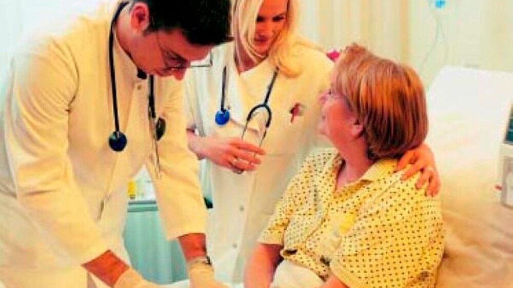 Das einfühlsame Patientengespräch kann viel von dem Schock der Diagnose nehmen.