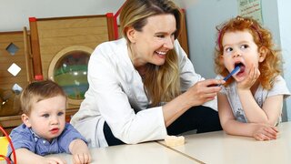 Zähneputzen mit Zahnärztin im Kindergarten