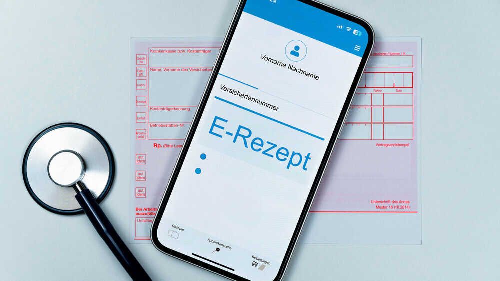 Smartphone mit e Rezept auf dem Display liegt auf herkömmlichen Kassenrezept, ein Stethoskop liegt daneben, horizontal, weißer Hintergrund Smartphone mit e Rezept auf dem Display liegt auf herkömmlichen Kassenrezept, ein Stethoskop liegt daneben, horizontal, weißer Hintergrund
