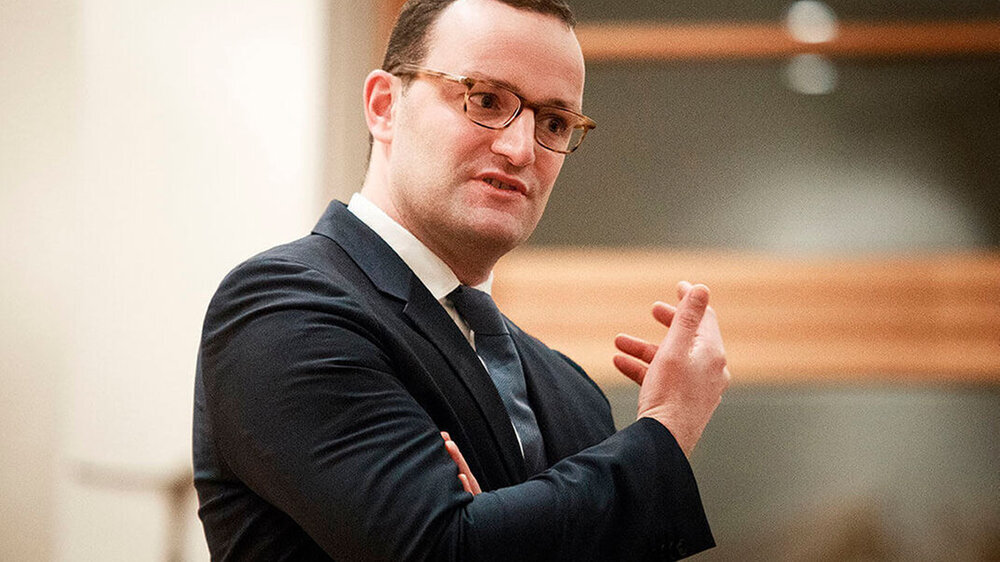 Die Zahnärzte sollen zunächst 90 Prozent der Vergütung aus 2019 bezahlt bekommen. Damit soll die Liquidität der Praxen gesichert werden. Am Ende des Jahres können sie 30 Prozent der zu viel gezahlten Summe behalten. Auf diese Boni werden weitere Hilf
