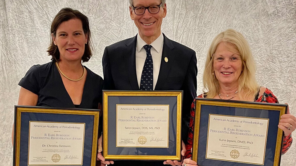 Bei der Preisverleihung auf dem diesjährigen AAP-Meeting in Phoenix (v.l.n.r.): Dr. Christina Tietmann, Prof. Dr. Dr. Søren Jepsen, PD Dr. Karin Jepsen