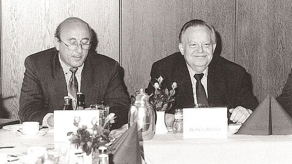 Gemeinsame Vorstandssitzung mit dem Vorstand der Zahnärztekammer Niedersachsen. Rechts: der damalige niedersächsische Geschäftsführer Herbert Büttner |