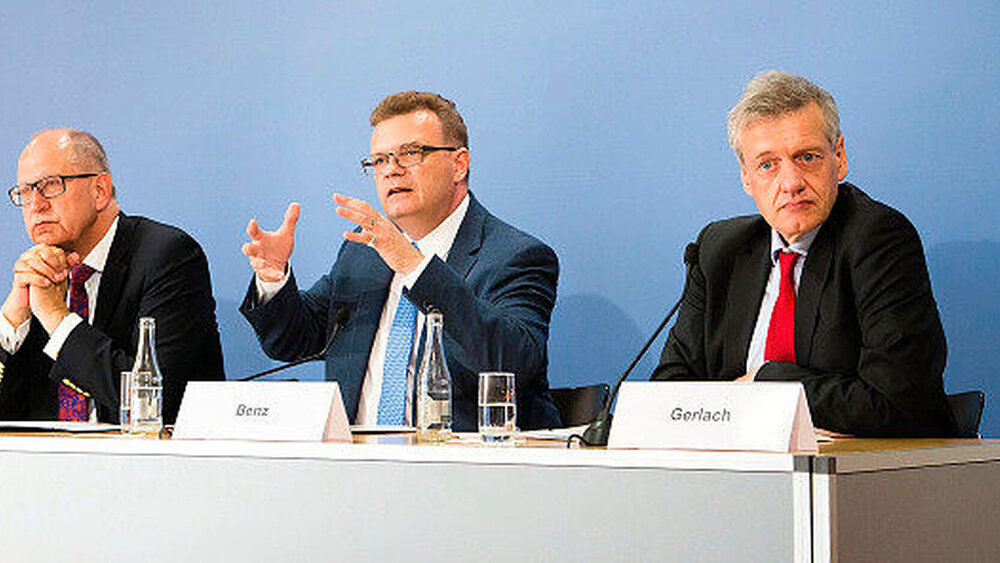 Dr. Peter Engel, Prof. Dr. Christoph Benz, Prof. Dr. Ferdinand M. Gerlach (v.l.n.r.) zogen auf der Pressekonferenz in Berlin eine bisher positive Bilanz. |