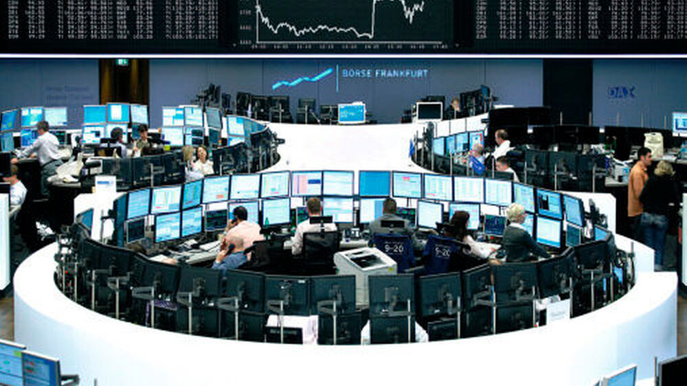 „Money makes the world go around“ – die Börse als globaler Handelsplatz ist (auch) Sinnbild für kapitalistische Gesellschaftsformen. | „Money makes the world go around“ – die Börse als globaler Handelsplatz ist (auch) Sinnbild für kapitalistische Gesellschaftsformen. |