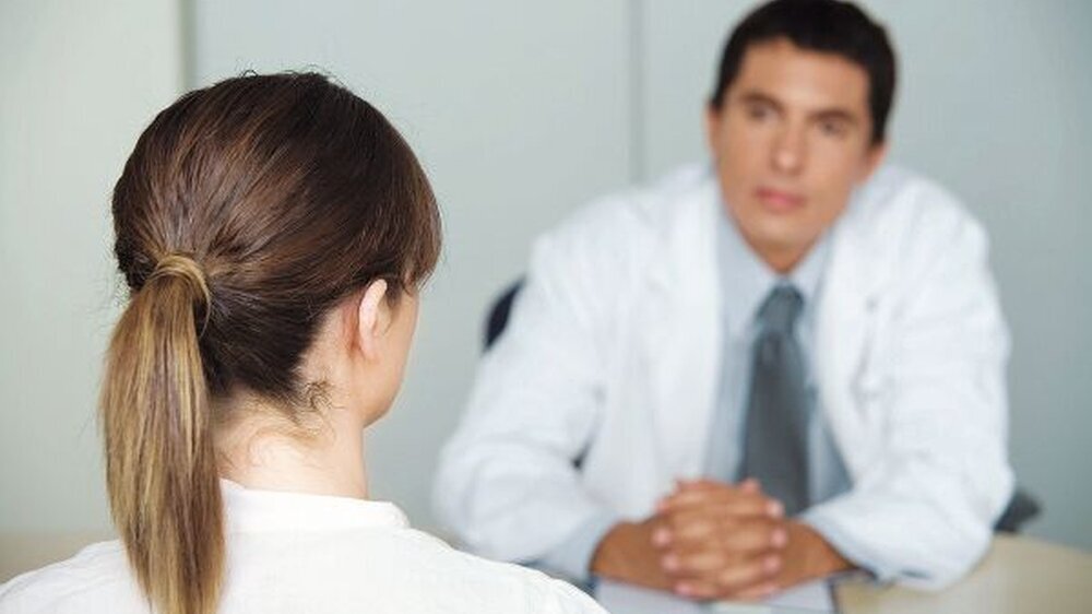 Abbildung 1: Das Patientengespräch als Teil der psychoonkologischen Begleitung einer Tumor - behandlung und ihrer Nachsorge ist ein wesentlicher Bestandteil der gesamten Therapie planung.