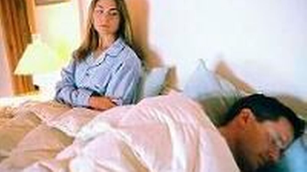 Stress im Schlafzimmer – nicht nur für den Zuhörer, sondern auch für den Schnarcher. Körperliche Schäden können die Folge sein!