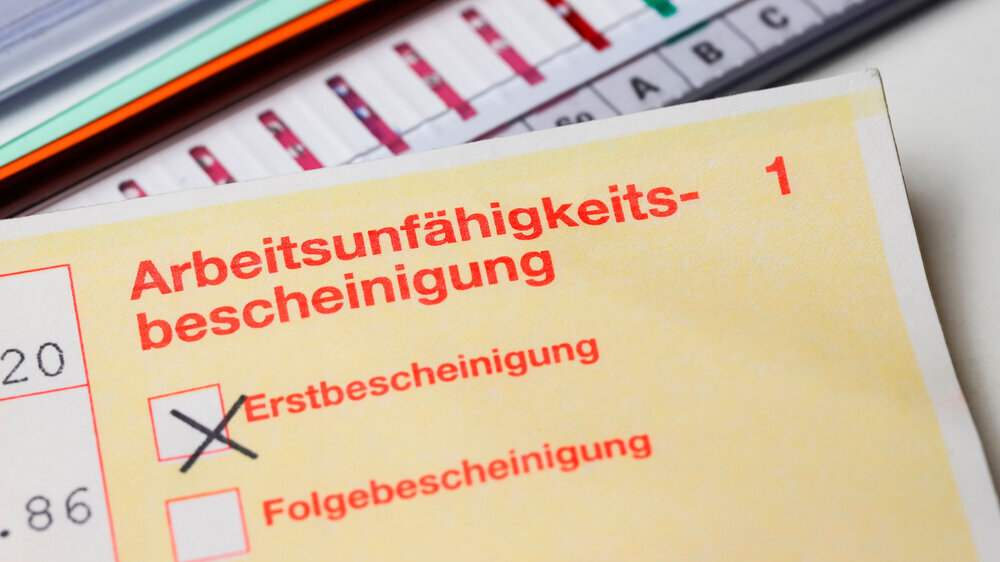 arbeitsunfähigkeitsbescheinigung hintergrund papier Laut Bericht stieg der Krankenstand von knapp 68 Stunden je Arbeitnehmer im Jahr 2021 sprunghaft auf knapp 91 Stunden 2022 an.
