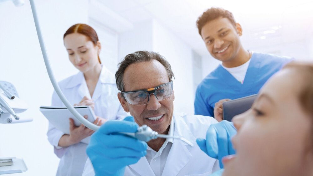 Zahnarzt mit Studierenden und Patientin Famulatur Zahnarzt mit Studierenden und Patientin Famulatur