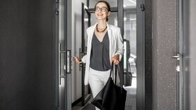 Frau betritt Büro