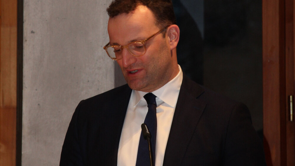 Bundesgesundheitsminister Jens Spahn hat den Immunitätsausweis vorerst gestoppt. Es sei ihm „ein Anliegen, dass die ethischen Aspekte im Rahmen der Anwendung der Vorschrift eine ausreichende Würdigung erfahren“, sagte er gestern.