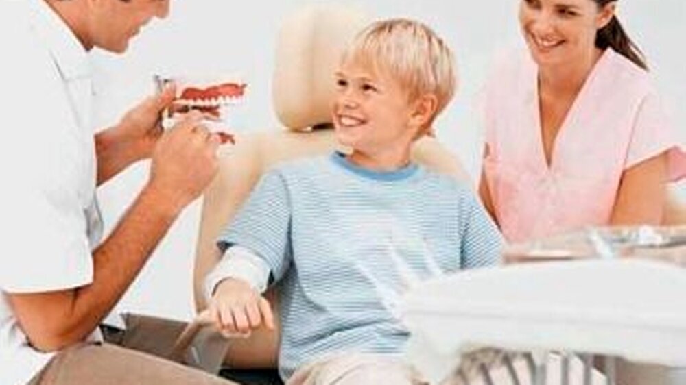 Immer weniger Kinder und Jugendliche verbinden den Kontakt zum Zahnarzt mit dem Thema Schmerz. Ein beachtlicher Erfolg jahrzehntelanger Präventionsanstrengung. Wenn es doch einmal schlimmer kommt, ist gerade auch bei den Jüngeren die richtige Form der S
