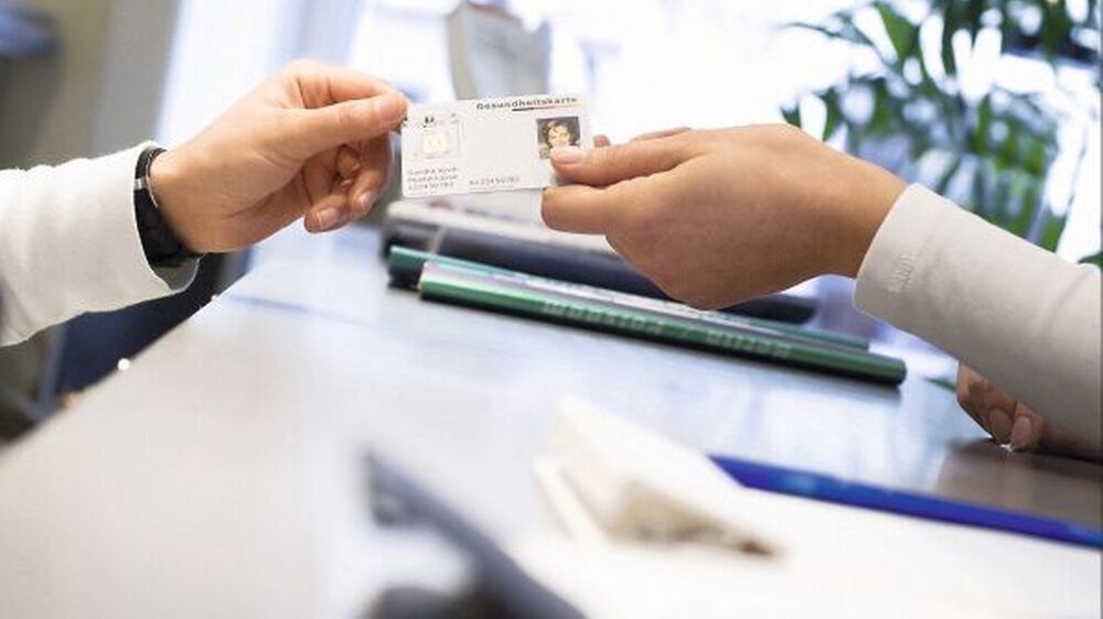 Der Basis-Rollout läuft an: Damit er die eGK auslesen kann, braucht der Zahnarzt in seiner Praxis neue Lesegeräte.