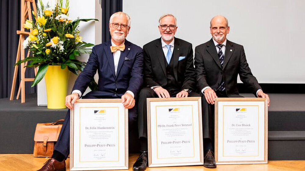Der Philipp-Pfaff-Preis der Zahnärztekammer Berlin geht dieses Jahr an Dr. Felix Blankenstein, PD Dr. Frank Peter Strietzel und Dr. Uwe Blunck (v.l.n.r.). Sie wurden für ihre langjährige engagierte Lehrtätigkeit an der Charité-Zahnklink ausgezeichnet