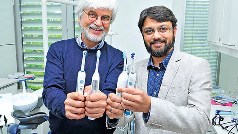 Prof. Thomas Kocher, Leiter der Abteilung Parodontologie und Endodontologie am Zentrum für Zahn-, Mund- und Kieferheilkunde der Universitätsmedizin Greifswald, und Mitarbeiter und Studienautor Dr. Vinay Pitchika haben die Langzeitwirkung von elektrische