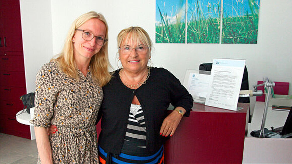 Dr. Rita Prüfer, 69 Jahre, und ihre Tochter Ricarda Schönfelder, 41 Jahre, betreiben seit 2006 eine Praxis in Berlin-Wilhelmsruh. Die lange Tradition der Familie wird damit fortgesetzt: Rita Prüfers Vater, Dr. Martin Wege, gründete 1926 in Treptow sei Dr. Rita Prüfer, 69 Jahre, und ihre Tochter Ricarda Schönfelder, 41 Jahre, betreiben seit 2006 eine Praxis in Berlin-Wilhelmsruh. Die lange Tradition der Familie wird damit fortgesetzt: Rita Prüfers Vater, Dr. Martin Wege, gründete 1926 in Treptow seine Praxis, die seine Tochter 1984 übernahm. Ihr Vater war damals 85 Jahre alt. In den 1990ern verlegte sie den Standort nach Wilhelmsruh.\r\n„Es ist ein gutes Gefühl zu wissen, dass man die Gesamtverantwortung teilt!“ Mutter und Tochter in einer Praxis: Ricarda Schönfelder Rita Prüfer. |