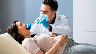 Zahnarzt behandelt schwangere Patientin