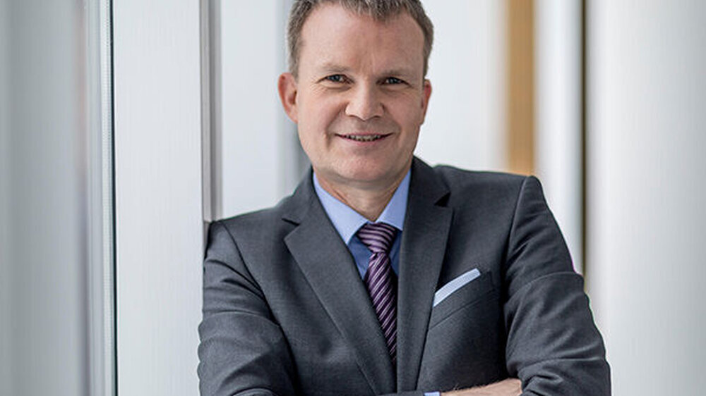 Wegen der Corona-Krise haben viele Unternehmen offenbar Probleme, die für ihre Mitarbeiter fälligen Krankenkassenbeiträge abzuführen, sagt TK-Chef Jens Baas.