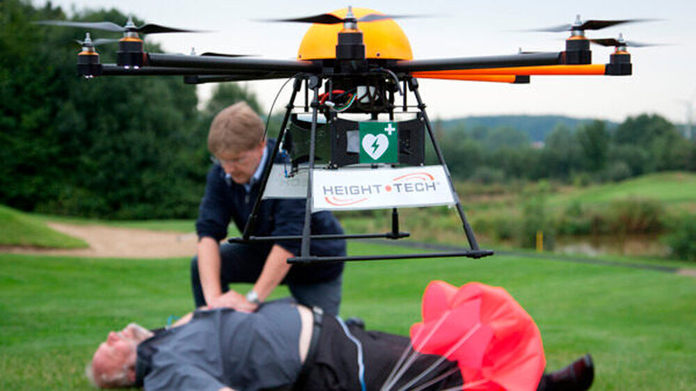 Die Mini-Drohne hat einen Durchmesser von knapp einem Meter und fliegt bis zu 70 Stundenkilometer schnell. Der Defibrillator wird per Fallschirm abgeworfen.