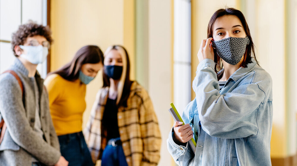 Die Schülerinnen und Schüler haben einen Katalog an Forderungen zusammengestellt. Dazu gehören Luftfilter für Klassen-, Fach- und Sanitärräume in allen Schulen, kostenlose FFP2-Masken, eine Reduktion der Größe von Lerngruppen, mehr Angebote für d
