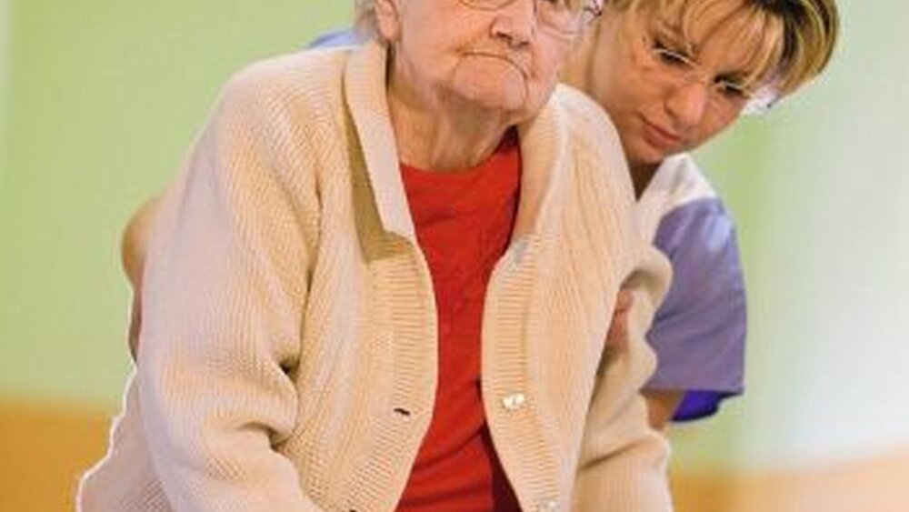 Gesund hilft krank, Jüngere stützen Ältere – das Merkmal der Krankenversicherung hierzulande. |