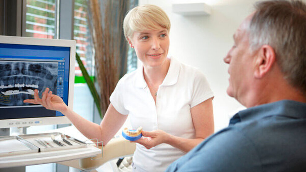 Die rückwirkende Erhöhung des Zahnarzthonorars soll der Einnahmenentwicklung der Krankenkassen Rechnung tragen.