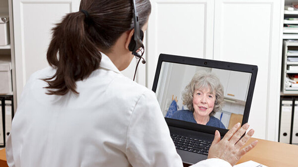 Bisher ist in Deutschland die ausschließliche Fernbehandlung verboten. Im E-Health-Gesetz ist festgehalten, dass es sich bei der Videosprechstunde um eine „telemedizinisch gestützte Betreuung von Patienten handelt, mit der eine wiederholte persönlich