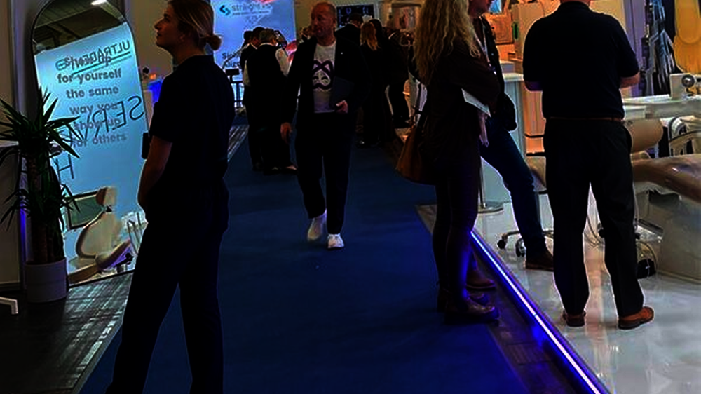 Besucher auf der id infotage dental München.