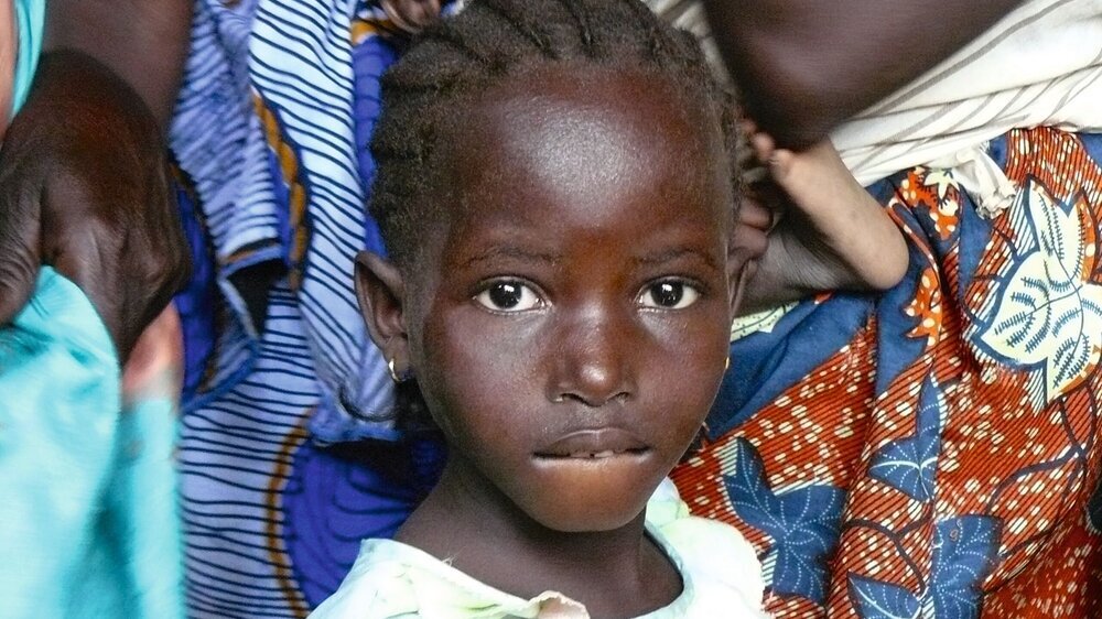 Ein Kind in Gambia wartet in der Klinik von Ärzte Helfen e. V.