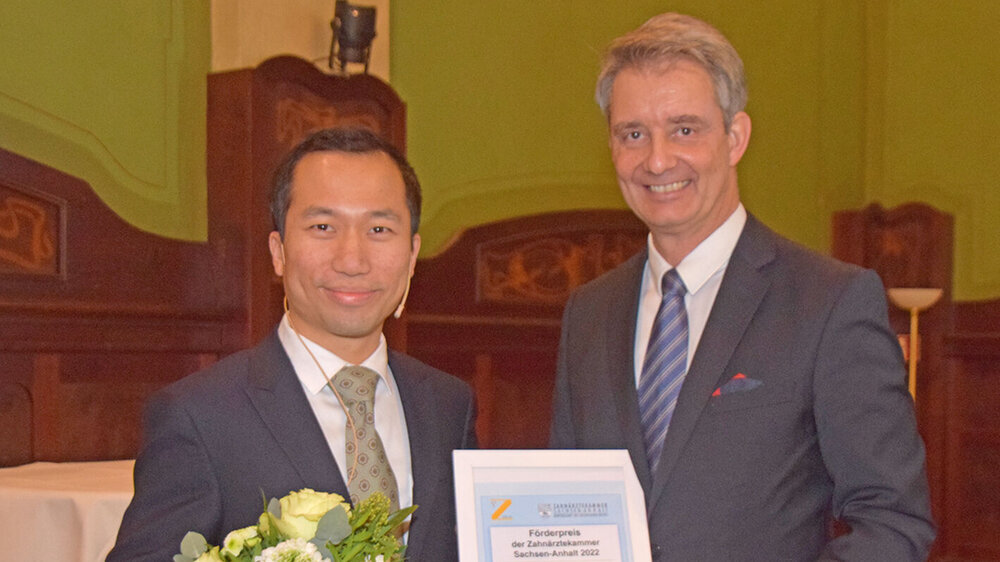 Präsident der Zahnärztekammer Sachsen-Anhalt, Dr. Carsten Hünecke mit Zhibin Xu Präsident der Zahnärztekammer Sachsen-Anhalt, Dr. Carsten Hünecke mit Zhibin Xu (Stand Januar 2023)