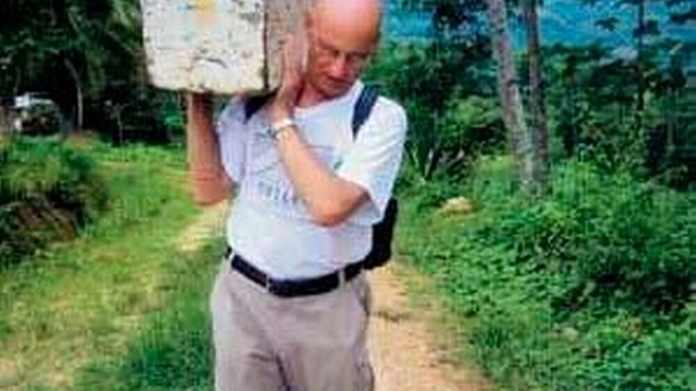 Schleppen, behandeln, schleppen, weiterziehen – MKG-Chirurg Heinz Lübbe aus Stuttgart bei seinem Hilfseinsatz auf der Philippinen-Insel Mindanao.
