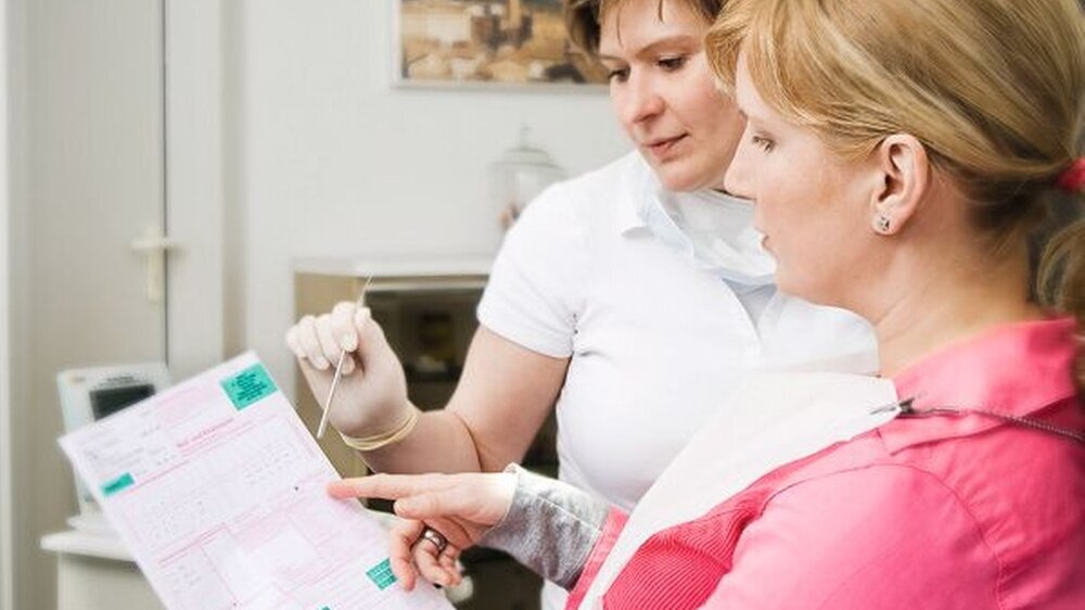 Ohne ordnungsgemäße Aufklärung des Patienten läuft der Zahnarzt Gefahr, wegen Körperverletzung in Haftung genommen zu werden.