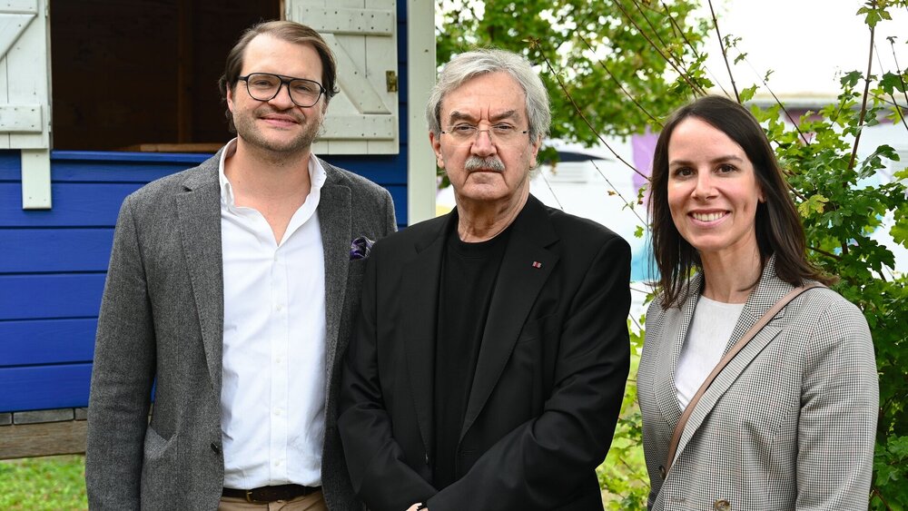 Dr Gerhard Cube sammelte 3 Jahrzehnte Zahnaltgold als Spenden für krebskranke Kinder und übergibt an das Zahnärztepaar Kleinknecht.