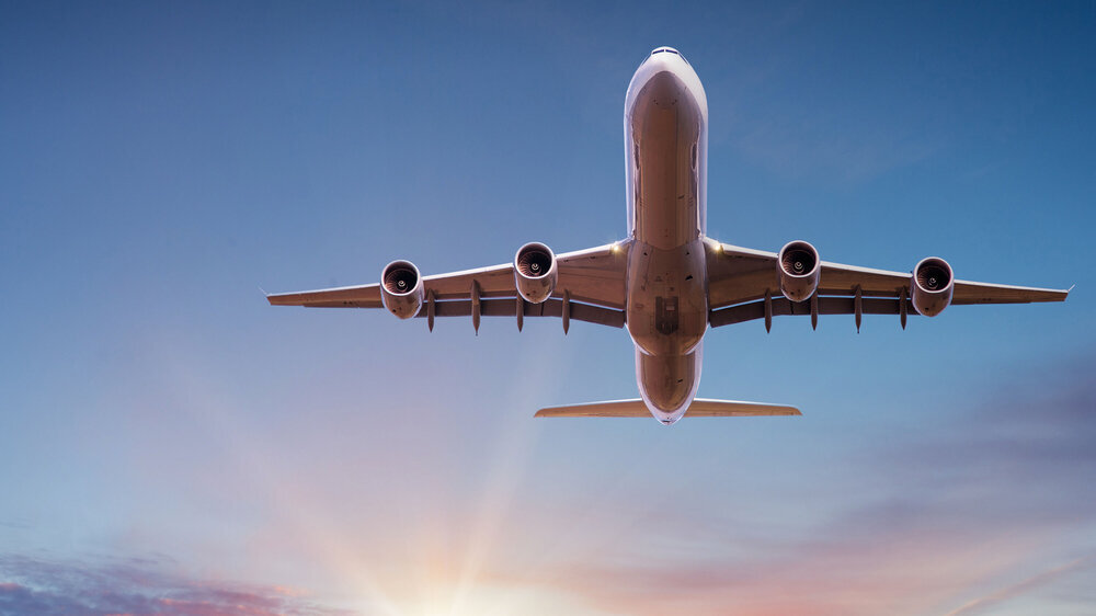 Wer mit dem Flieger zurück nach Deutschland kehrt, muss – unabhängig davon, ob er aus einem Risikogebiet kommt oder nicht – vor dem Abflug ein negatives Testergebnis, einen Impfnachweis oder einen Genesenennachweis vorlegen.\r\n