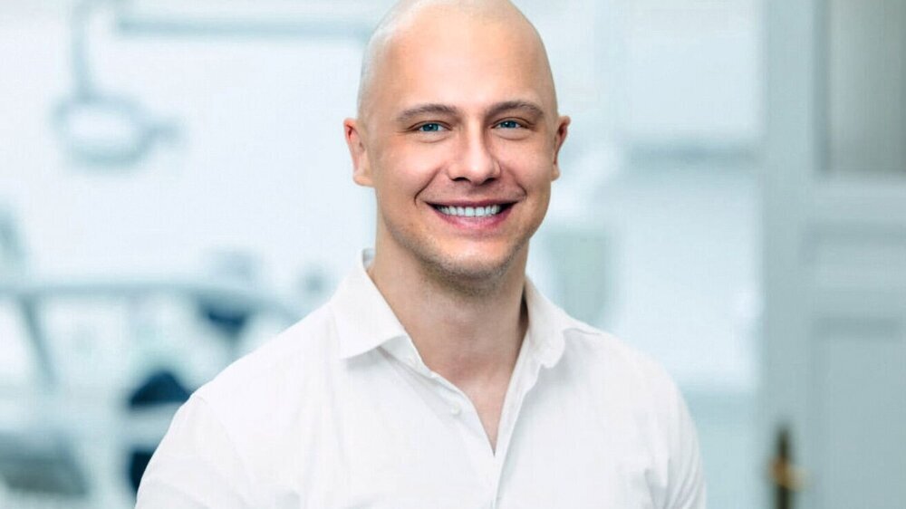 Zahnarzt Dr. med. dent. Kalvin Nowak aus Berlin. Zahnarzt Dr. med. dent. Kalvin Nowak aus Berlin.