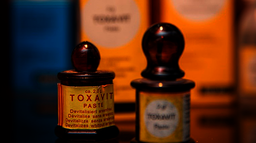 Die Alternative zu Arsen: TOXAVIT-Flaschen aus den 50er und 60er Jahren.