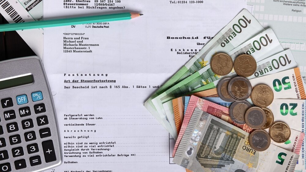 Konzept Steuern Bescheid Erstattung mit Geld und Taschenrechner